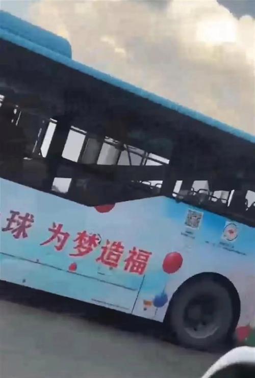 2025新奥历史开奖结果和公交站椅子仅手机高与公交站台椅子