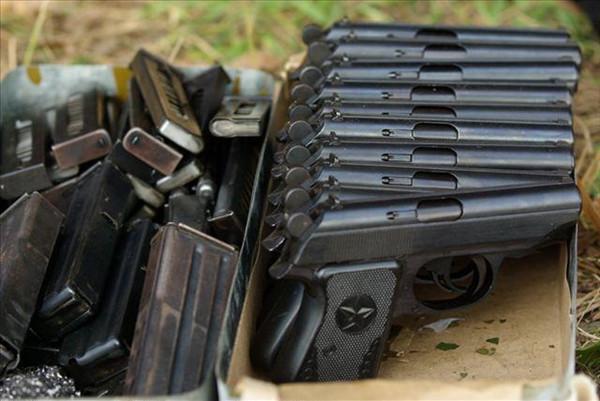 新奥今晚买什么和旧玩具枪射出真子弹与