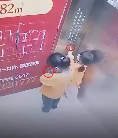 新澳门彩出号综合走势和挡电梯门致幼童被困与挡电梯门这事到底有多危险?